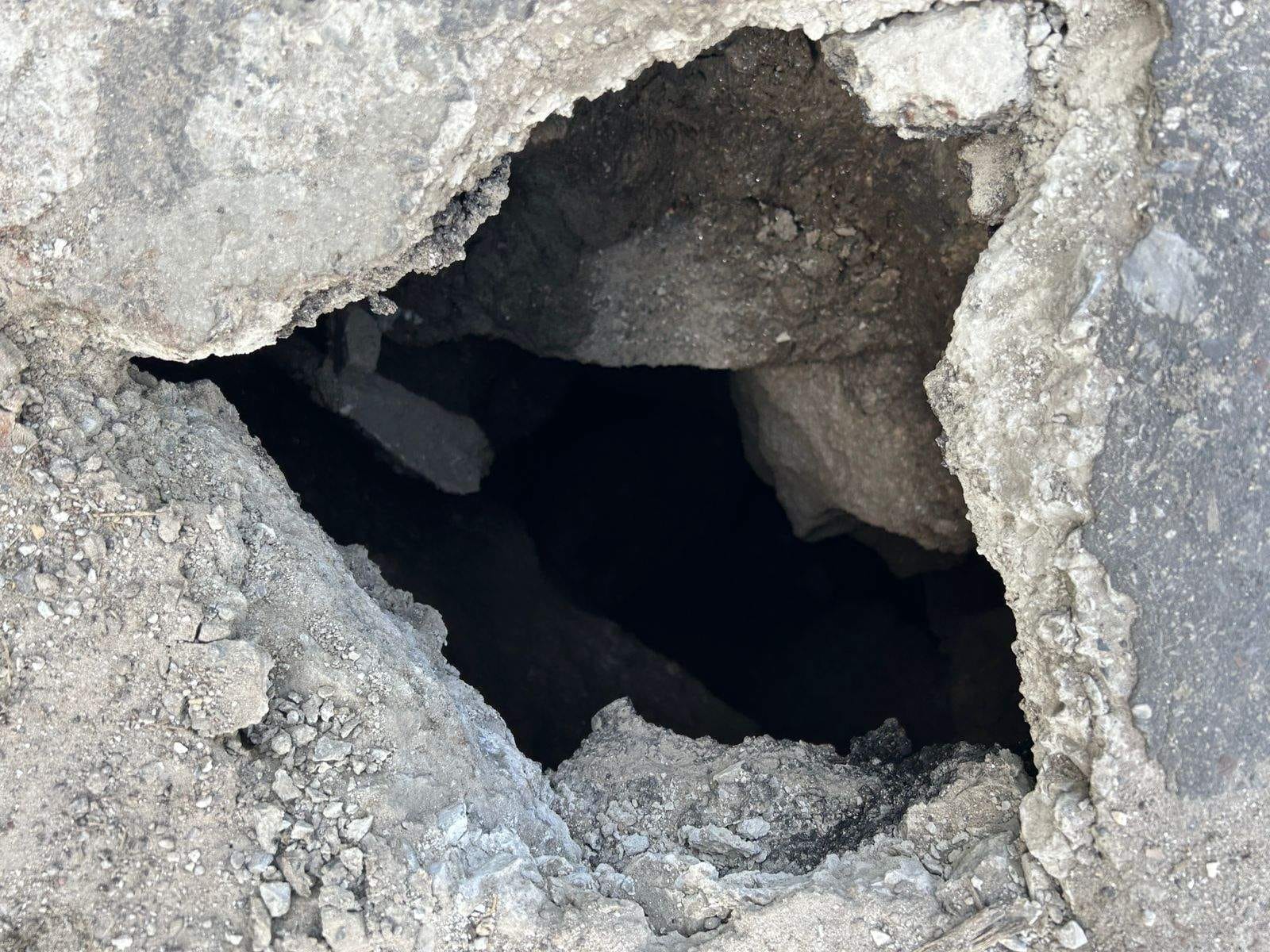 Joshimath Landslide 10 feet deep pit lying on Badrinath Highway People In Fear
