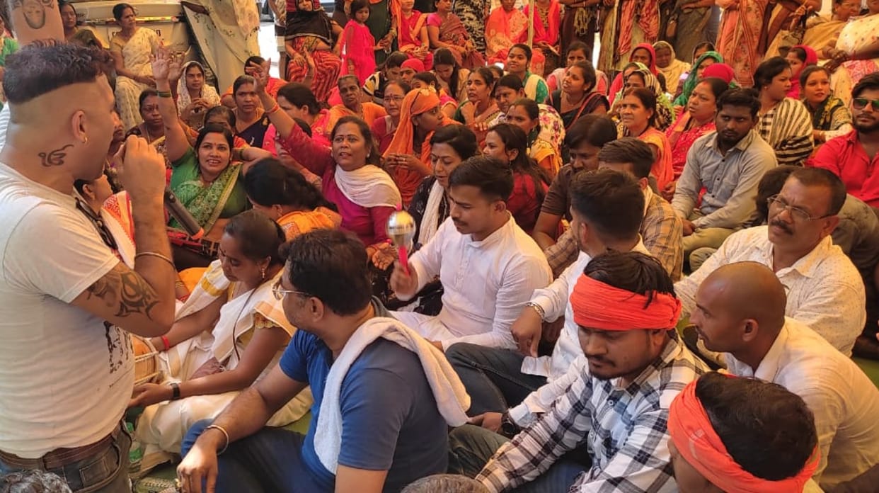 chhattisgarh congressmen protest outside mla devendra' house against ed action in bhilai