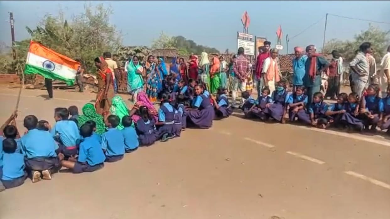 chhattisgarh govt school students protest for teachers in balod