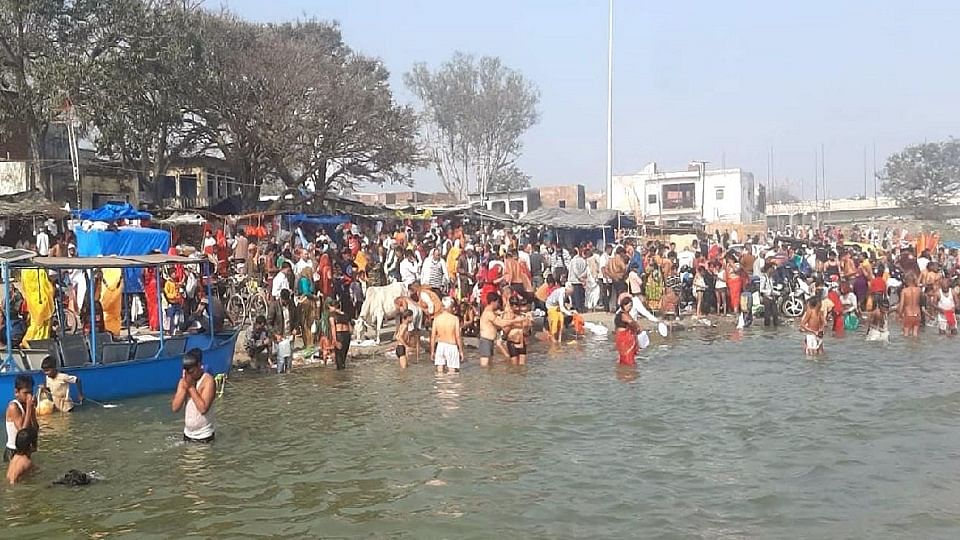 More Than One Lakh Devotees Took Bath In The Ganga On Somvati Amavasya ...