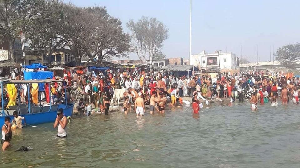 More than one lakh devotees took bath in the Ganga on Somvati Amavasya