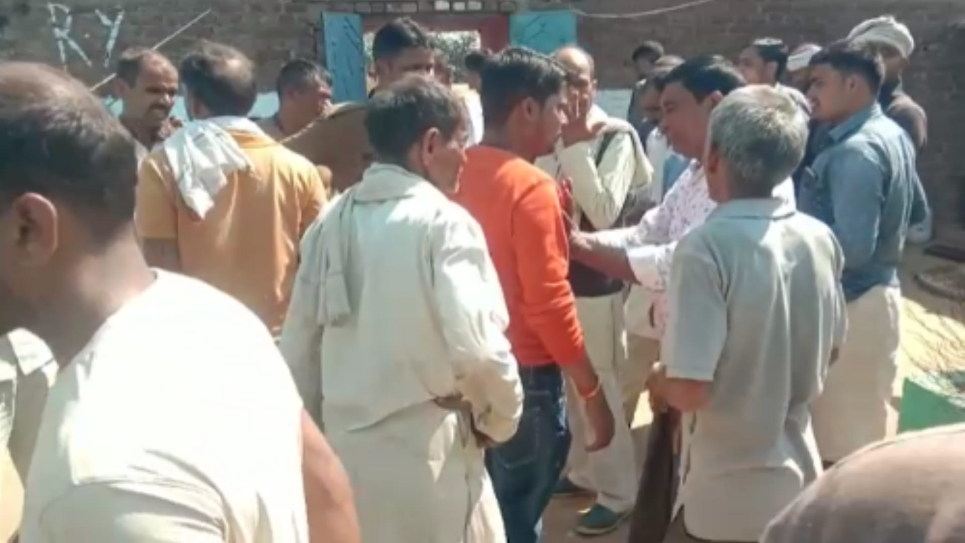 घटनास्थल पर लगी भीड़