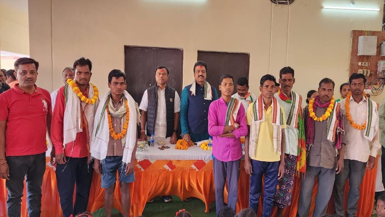 Dozens of people from Naxal-affected Koleng join Congress