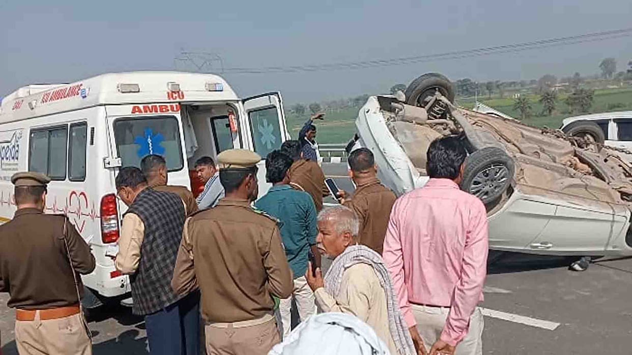 Etawah: Car overturned after hitting laborers on Agra-Lucknow Expressway, three injured