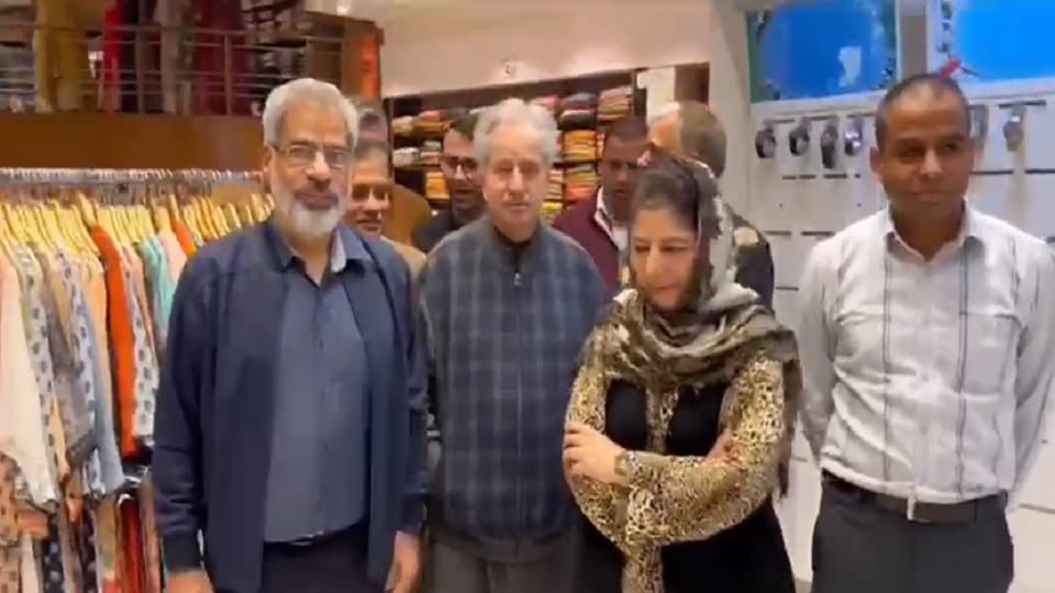 Jammu Kashmir: Former CM Mehbooba reached Raghunath Bazar, interacted with shopkeepers