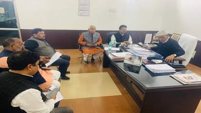 पुलिस कमिश्नर मुथा अशोक जैन को ज्ञापन देने पहुंचे भाजपा नेता।