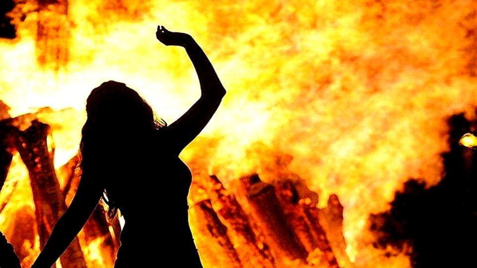 Husband sets wife ablaze in Noida
