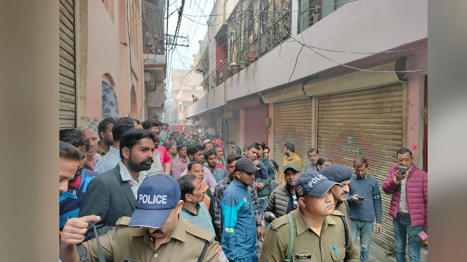 Roorkee Illegal Fireworks factory Run in Population in the guise of selling Gulal
