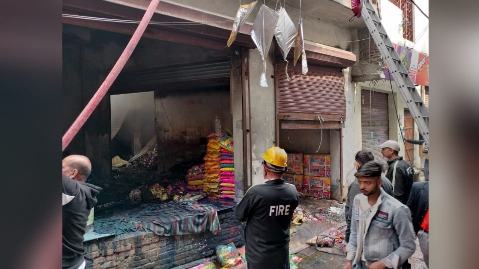 Roorkee News: Blast and Fire in fireworks Factory Four Death Panic In People Photos