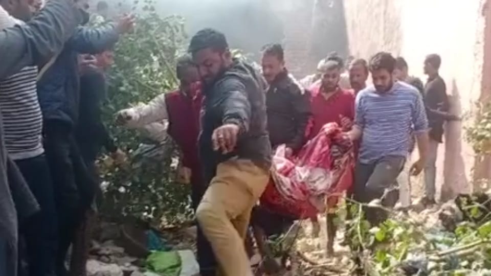 Roorkee: fire broke out in Fireworks factory while showing crackers lit to customers
