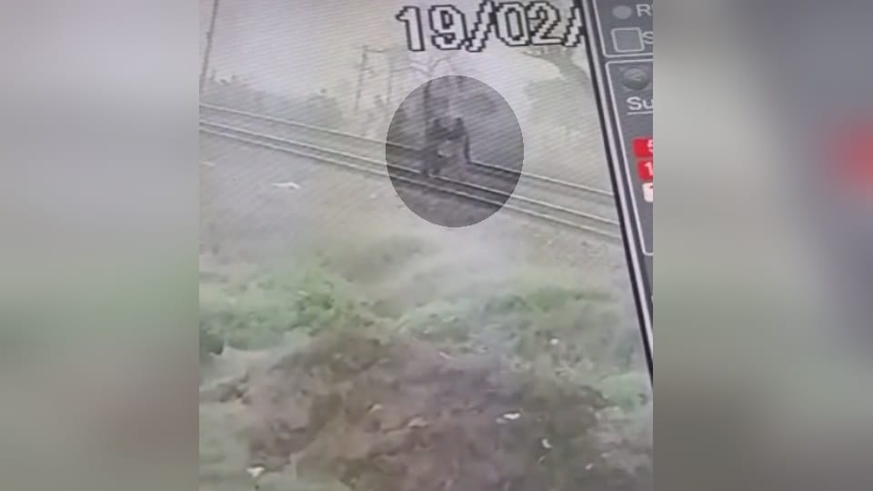 Roorkee Video: woman reached railway track to commit suicide But Neighbor save Her