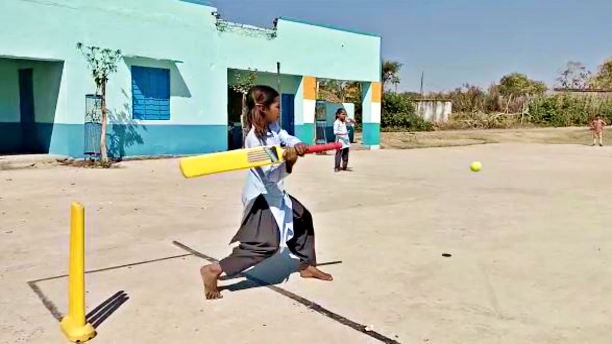 Now daughter Renuka showed strength in cricket in Pratapgarh