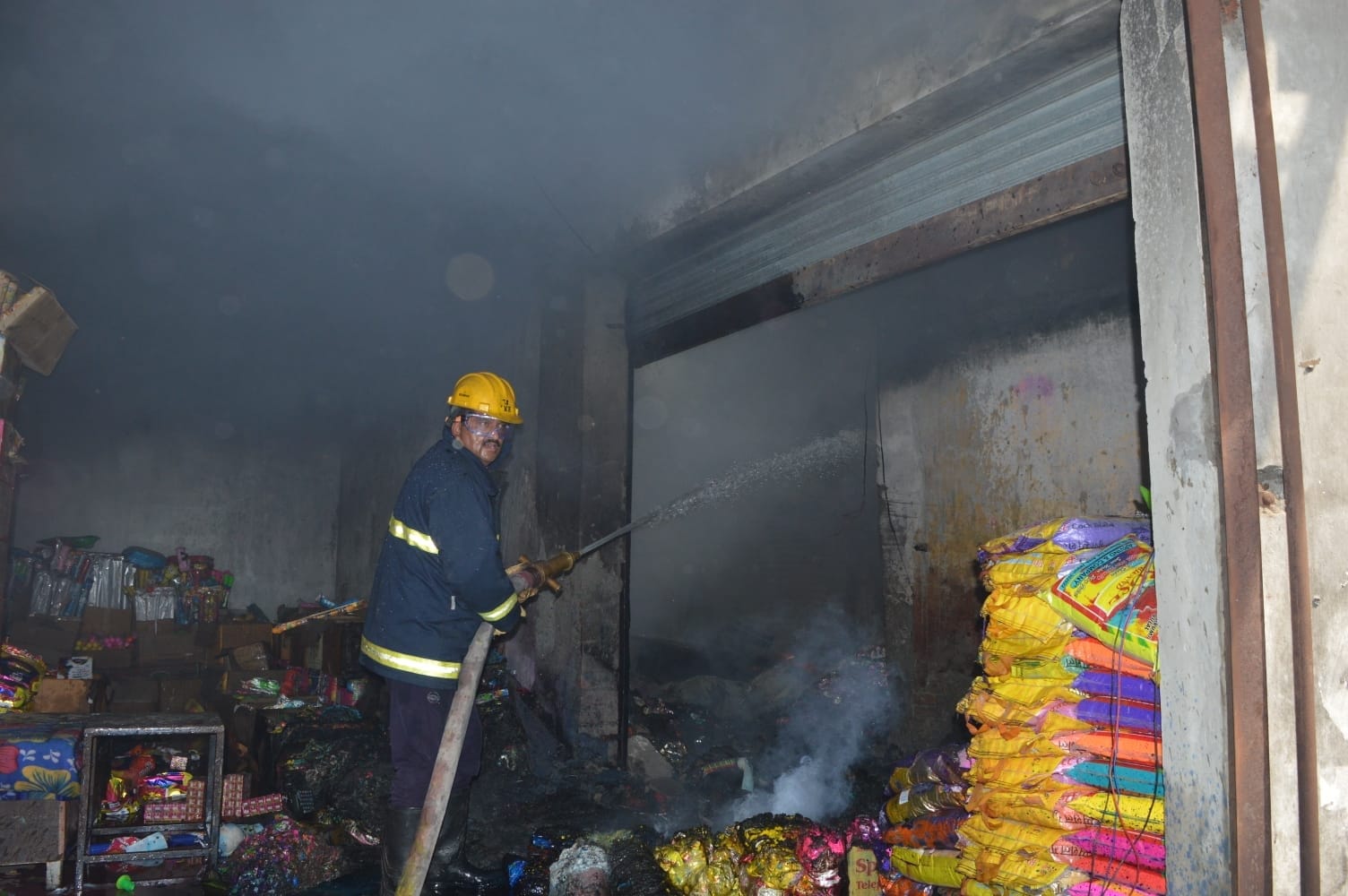 Roorkee: fire broke out in Fireworks factory while showing crackers lit to customers