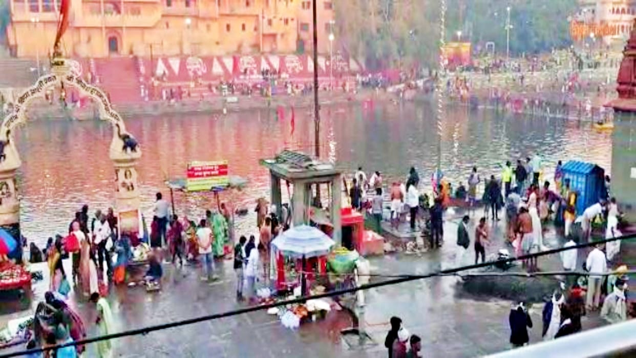 People bathe at Somkund and Ramghat on Amavasya
