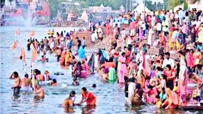 People bathe at Somkund and Ramghat on Amavasya