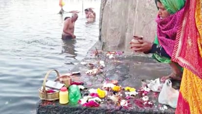 People bathe at Somkund and Ramghat on Amavasya