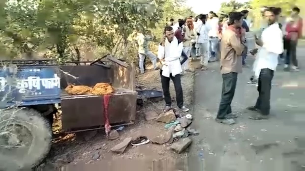 Tractor trolley full of devotees overturned in Sheopur four people died 15 people were injured