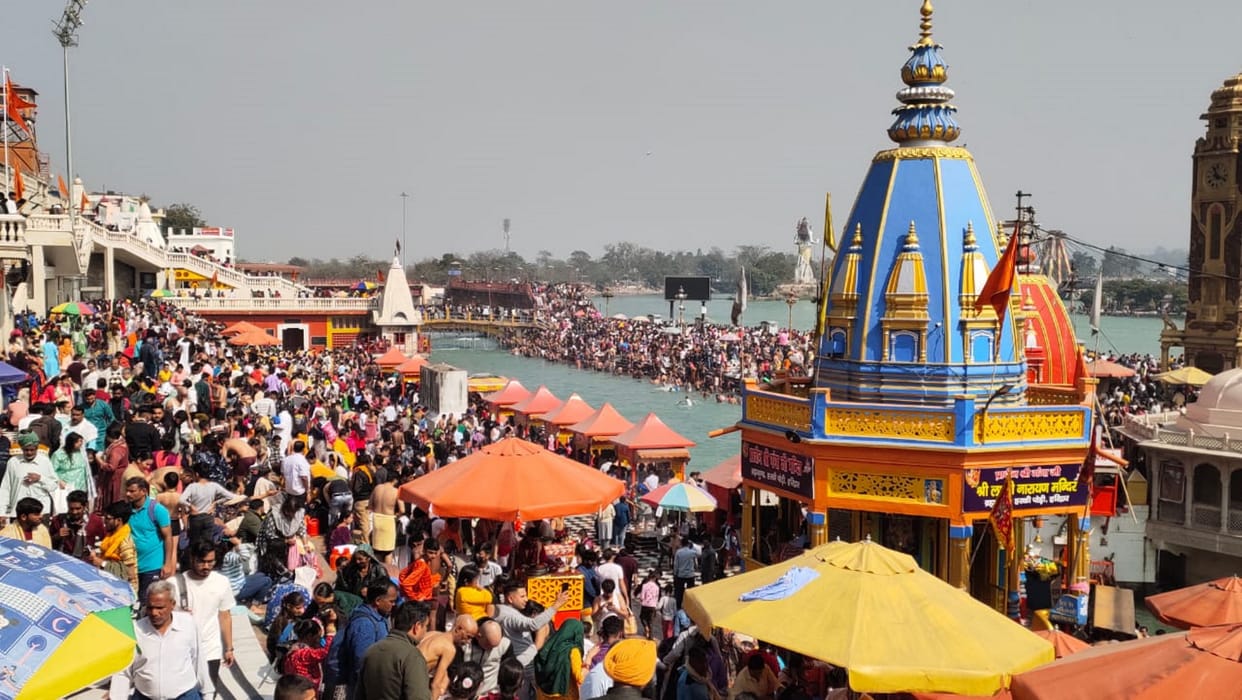 Somvati Amavasya 2023 Snan Haridwar Crowds of devotees gathered at Harki Paidi on Watch Photos