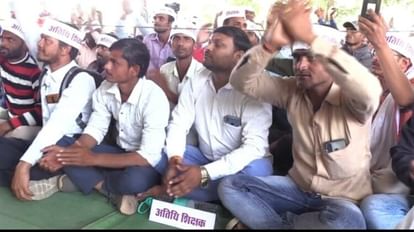 Bhopal News: प्रदेश के अतिथि शिक्षकों का प्रदर्शन, नियमितिकरण की कर रहे मांग भोपाल के नीलम पार्क में अतिथि शिक्षकों का प्रदर्शन