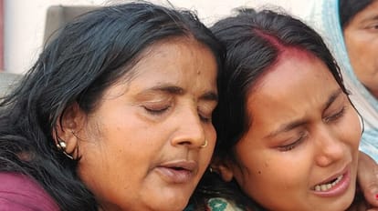 घर की महिलाएं रो-रोकर हो रहीं बेहाल।