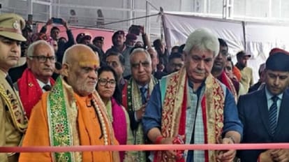 कटड़ा में कार्यक्रम का शुभारंभ करते एलजी मनोज सिन्हा