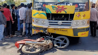 बस की टक्कर से युवक की मौत, लोगों ने बस को जलाया घटना के बाद गुस्साई भीड़ ने बस में आग लगा दी।