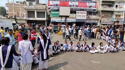 पटना के कदमकुआं में सड़क पर उतरी छात्राएं