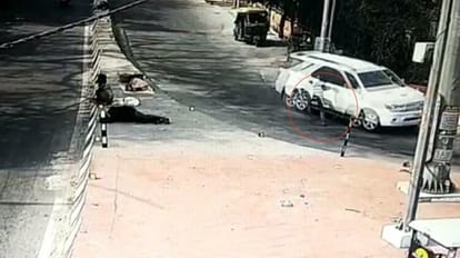 Lucknow: 150 मीटर तक लटका रहा ई-रिक्शा चालक, रईसजादे ने नहीं रोकी कार, दर्दनाक मौत ई-रिक्शा चालक की मौत के मामले का सीसीटीवी फुटेज आया सामने।