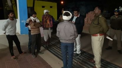 MP News: दमोह में लाठी-डंडों से पीटकर दलित युवक की हत्या, छह संदिग्ध लोग गिरफ्तार मौके पर मौजूद दमोह पुलिस