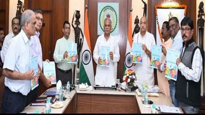 विमोचन करते सीएम भूपेश और अन्य अधिकारी