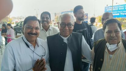 Indore News:जयपुर की फ्लाइट खराब होने पर चार घंटे इंदौर रुके दिग्विजय, मिलने पहुंच गए दावेदार विमानतल पर सिंह से मिलने पहुंचे इंदौर के नेता।