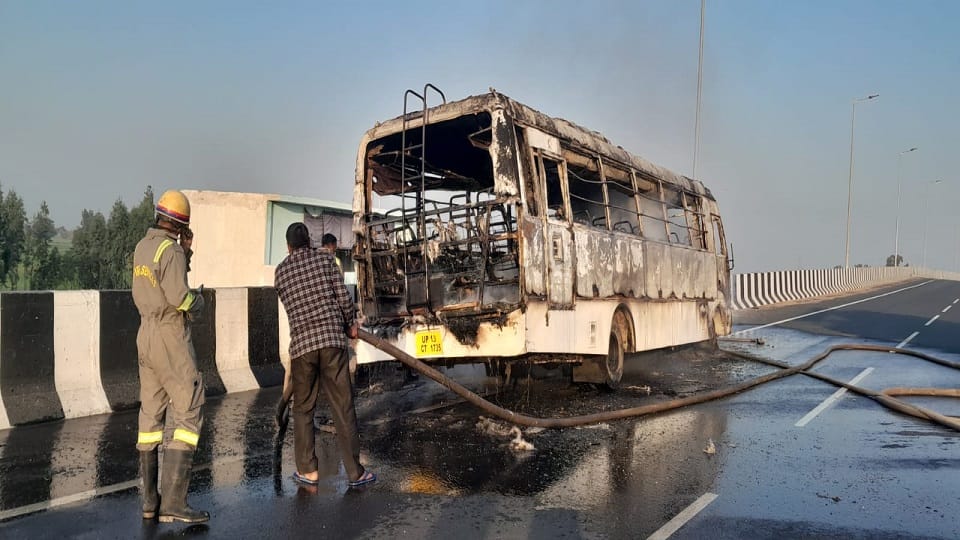 Mini bus filled with wedding processions became a ball of fire