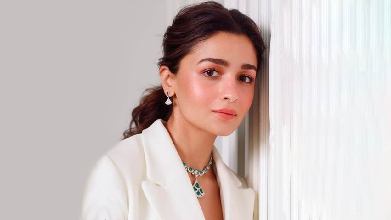 alia bhatt revealed mahesh bhatt met soni razdan because he had extramarital affair during kalank promotions