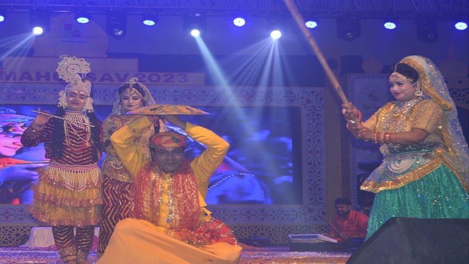 Taj Mahotsav begins with Holi of flowers special presentations won hearts of the audience