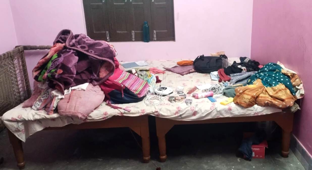 Thieves looted 80 lakh cash and jewelery from two houses