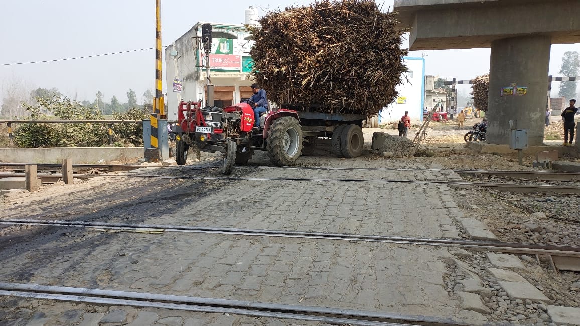 Saharanpur: sugarcane loaded tractor trolley stuck at the railway gate, suddenly the passenger train arrived