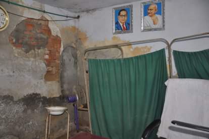 गर के ढेकुलियाघाट पर जर्जर और बदहाल पड़ी ईएसआई हास्पिटल का कक्ष।संवाद