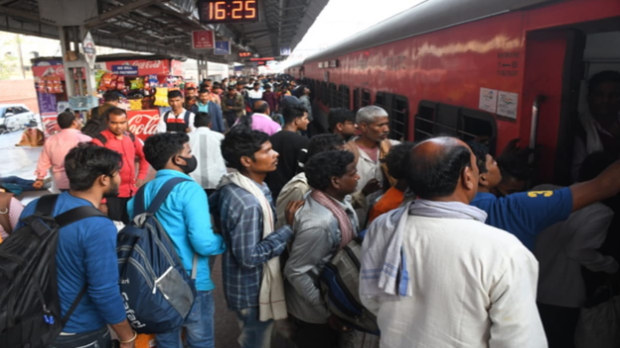 22 trains canceled before Holi for laying 16 kilometer long new rail line