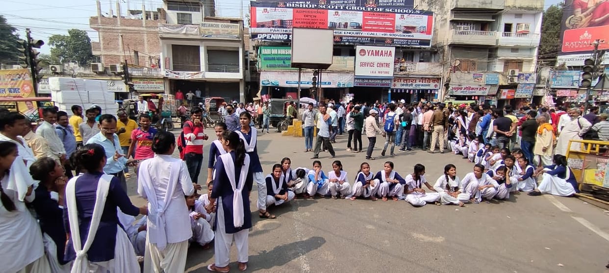 Bihar News; Girl students are protesting on the road demanding toilets in OBC school in Kadamkuan, Patna