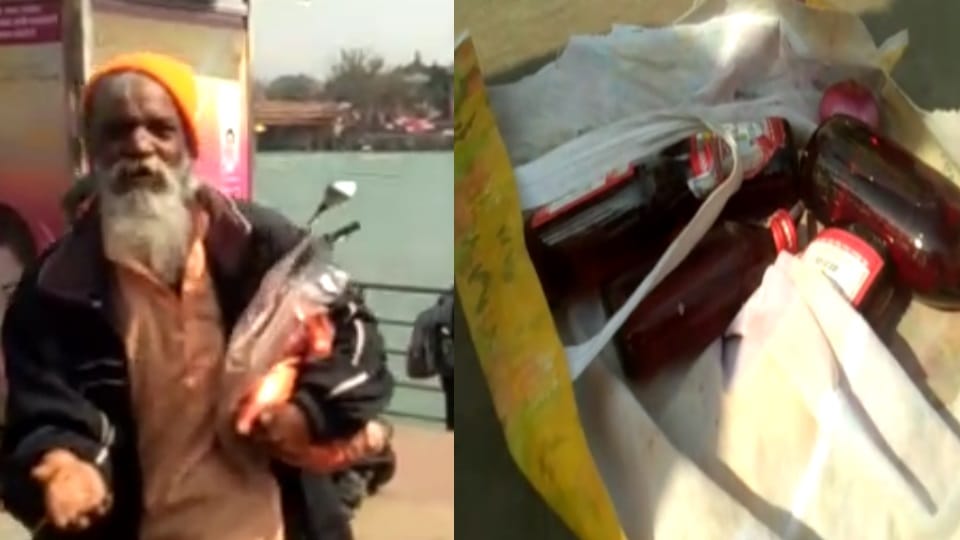 Haridwar: Public Beaten old Man Poses as sadhu for selling liquor in Har Ki Pauri