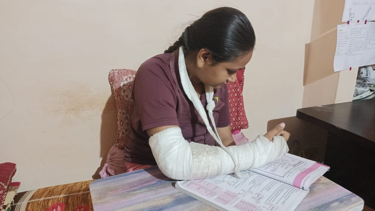 Daughter wants to become a savior by giving exam on Wednesday, but the bone of her hand was broken in the acci