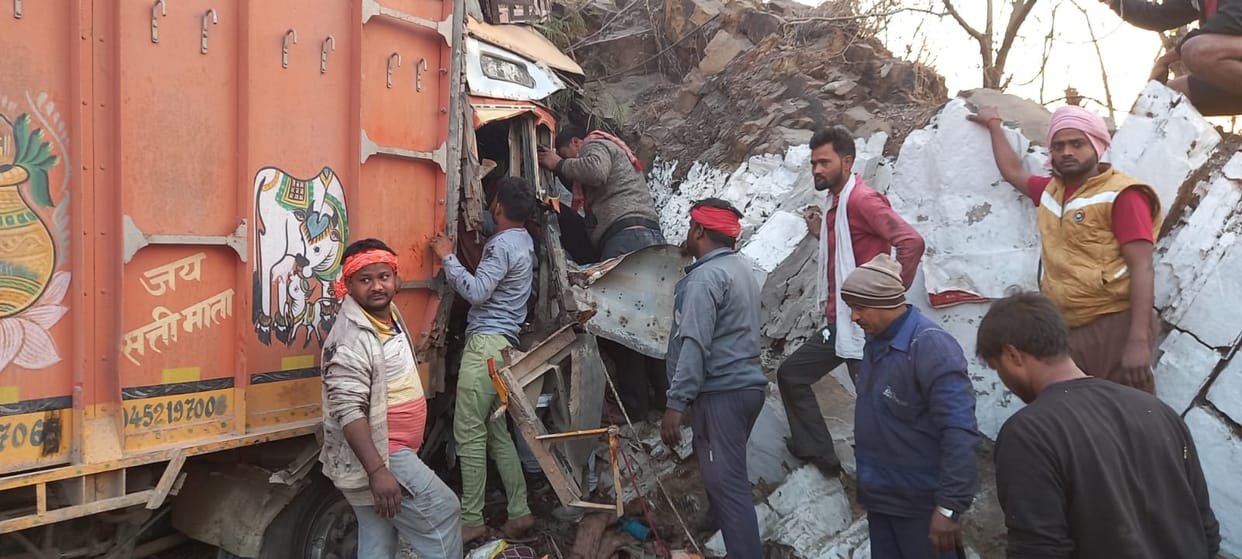 driver trapped in cabin Accident happened in Markundi valley on Varanasi-Shaktinagar road