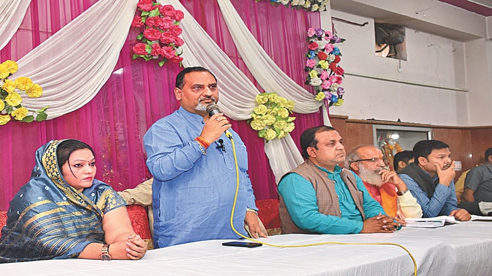 Bhajanpura parking dispute Aggarwal community held a panchayat against attack on father and son