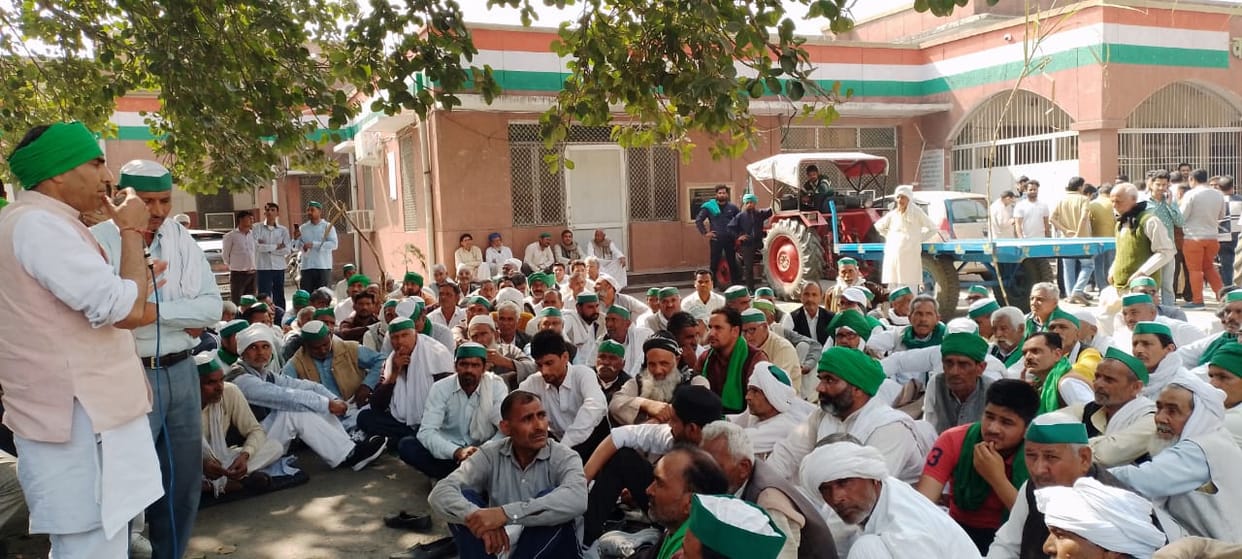 Meerut: Bhartiya Kisan Union picketing at DM office, clash between farmer and police
