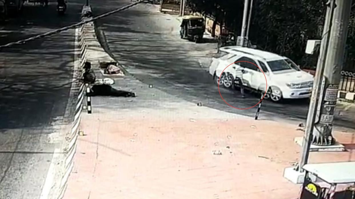 SUV draged e rickshaw driver for about 150 meter in Lucknow.