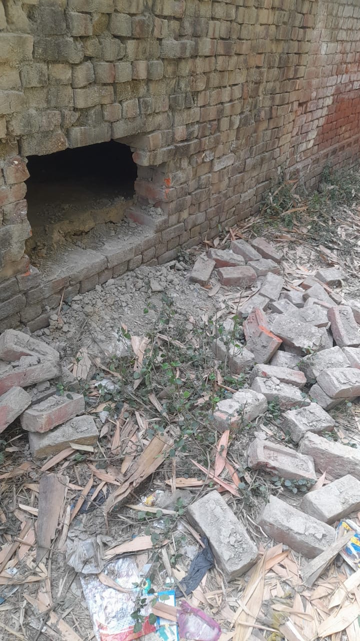 Cash and jewelery stolen by breaking into the laborer's house, stealing the brick behind the house in film sty
