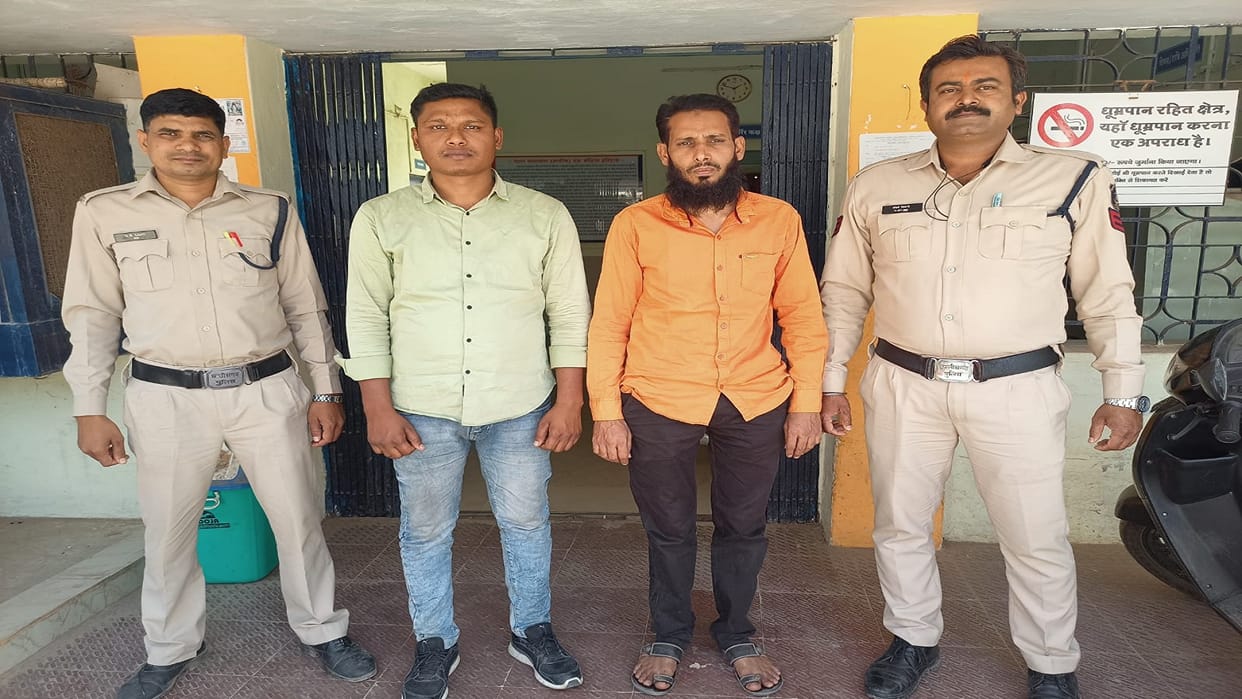 Bhatapara Demanded money by showing a button knife