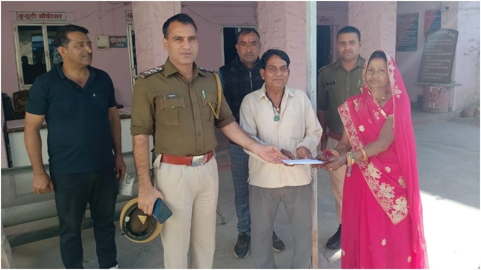 Policemen of Taleda police station gave 15000 for marriage of son of female sweeper