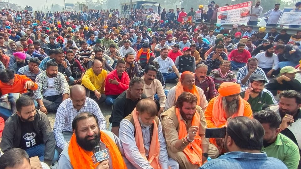 Punjab Safai Mazdoor Federation and Fire Brigade Union jammed PAP Chowk in Jalandhar