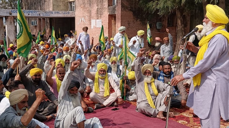 Farmers facing shortage of electricity staged dharna in front of XEN office of Powercom in Sangrur and Sunam